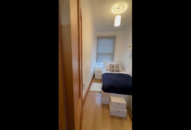 Cosy & Convenient: Furnished Single Room Main Photo