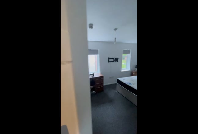 ** Large Ensuite Room & Double bedroom *** Main Photo