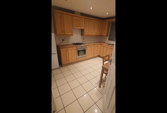 4-Bed House NG31 – Ensuite, Walk to Station Main Photo