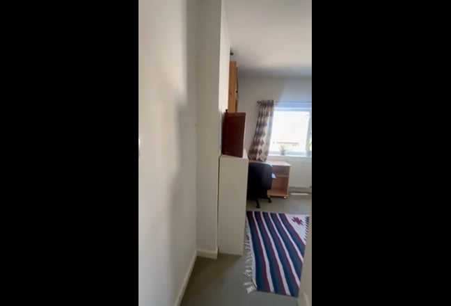 Double room in sunny house - available December  Main Photo