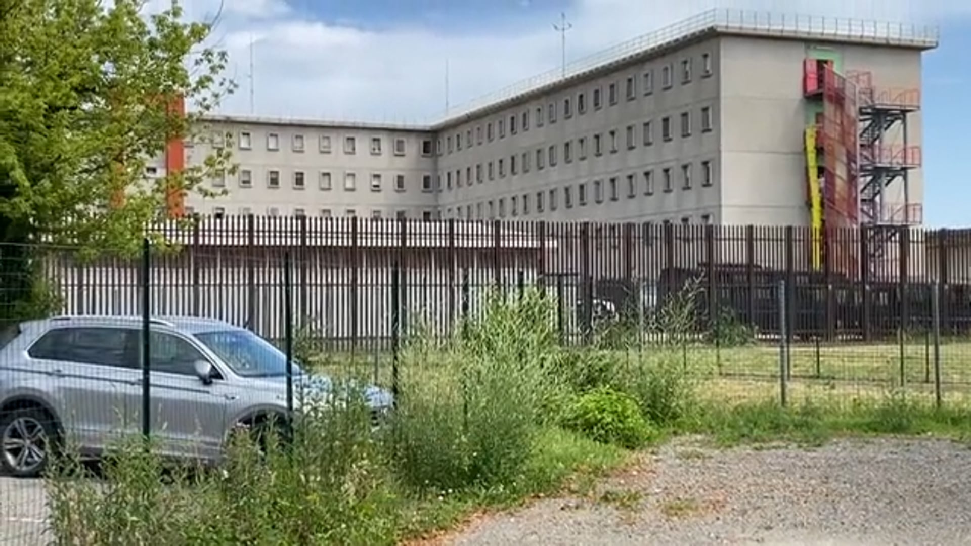 Nove telefonini e stupefacente sequestrati nel carcere della Dozza