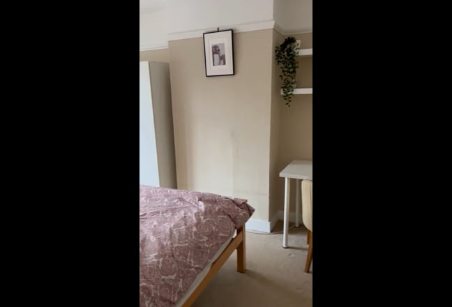 Double room with own bathroom - available Jan 26 Main Photo