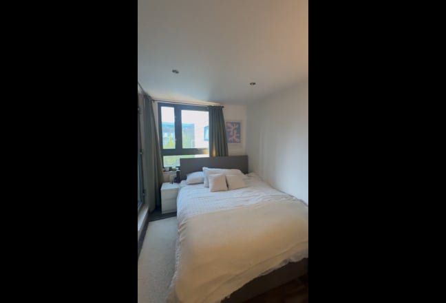 Cozy modern bedroom short term let in Nottinghill Main Photo