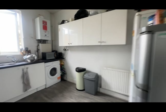 Sharing With 4 Females. Double Room In Mile End. Main Photo