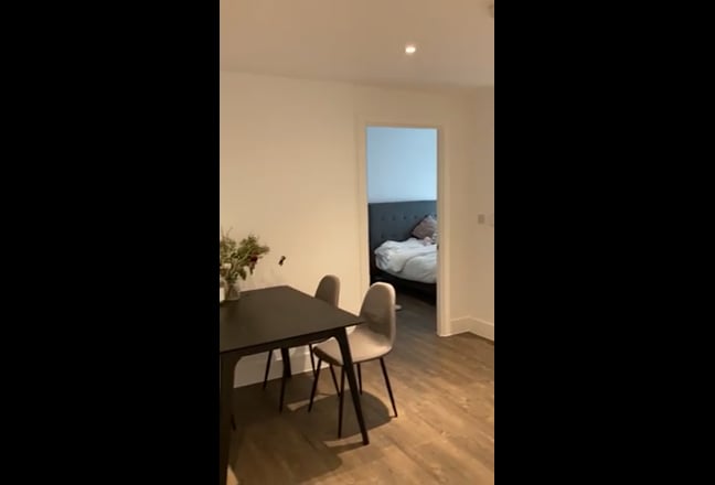 Beautiful room in a 2bed with ensuite and amenitie Main Photo