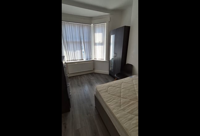 2 Large double room available ASAP move in L4 PM  Main Photo