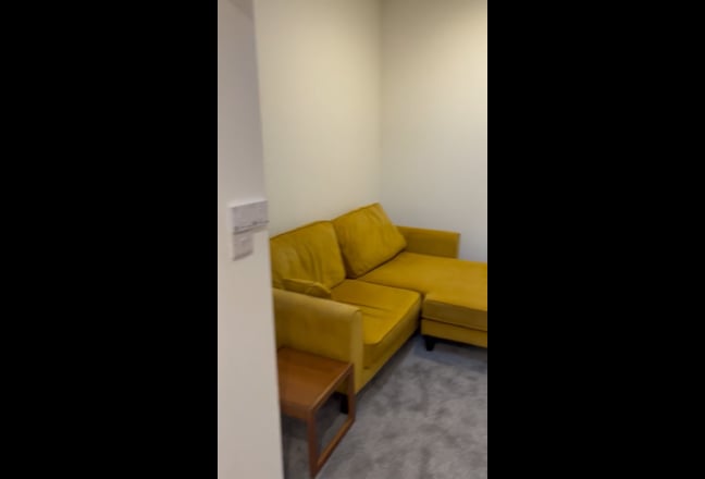 Large Studio fully furnished white goods  Main Photo