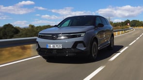 Grandland Electric AWD - on location Madrid