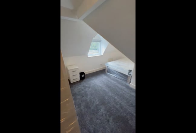 Spacious double room to rent, amazing location WS1 Main Photo