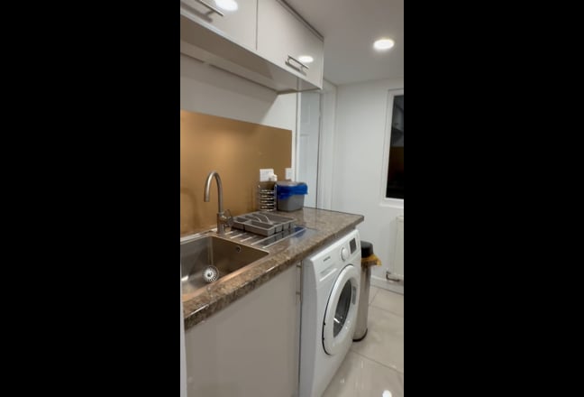 Single room to let in a family house  Main Photo