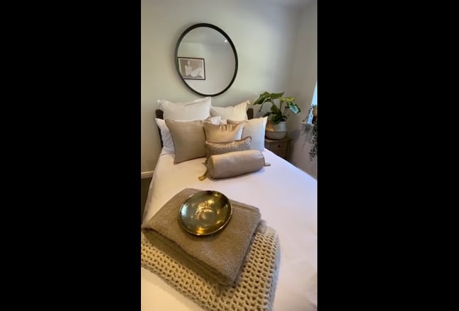 Beautiful  Double Room in Professional Houseshare Main Photo