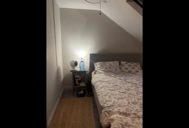 Large en suite Attic Room in Nether Edge Main Photo