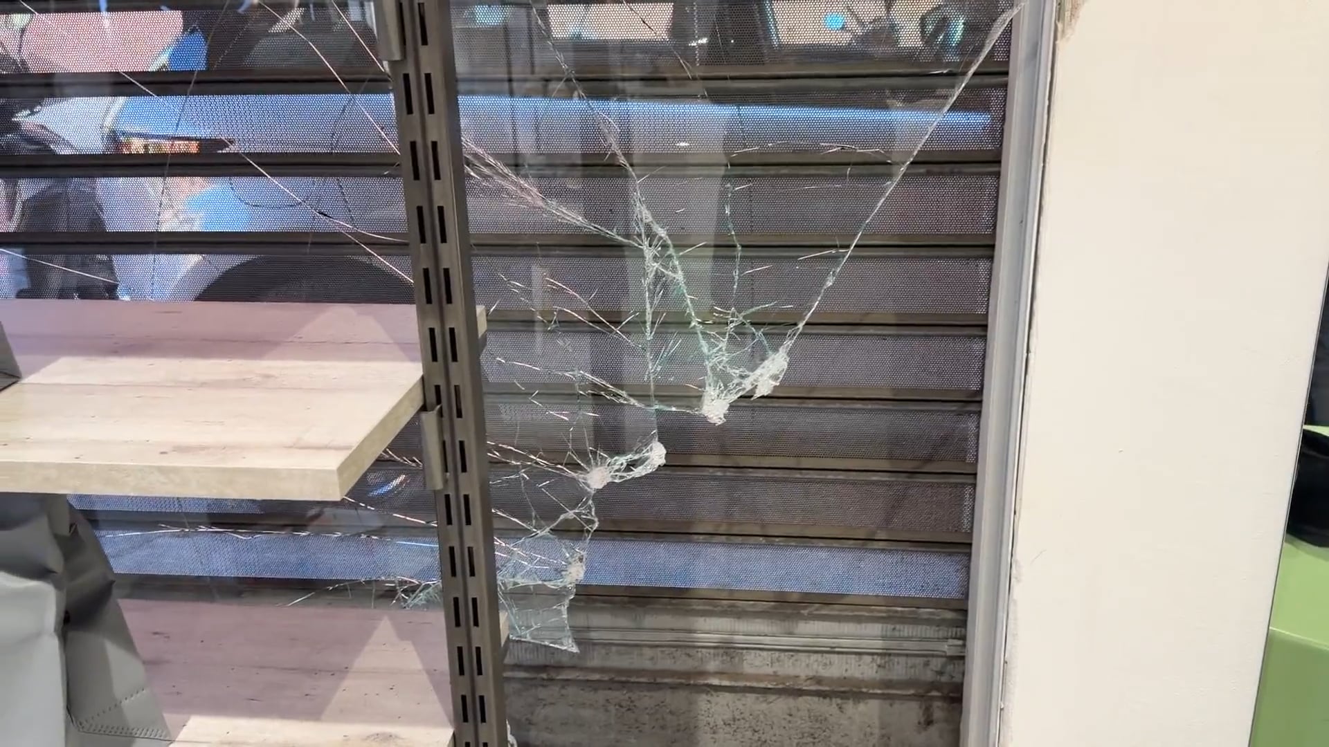 Dopo l’alluvione, in via Andrea Costa e in via Guerrini tornano furti con ‘spaccata’ in serie