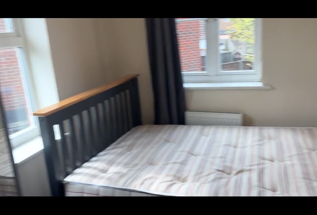 Available Now: Double Female Student Room (Roe) Main Photo