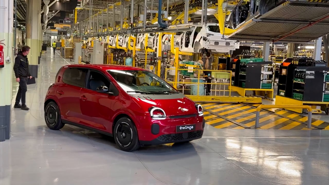 Za stenami Revoza: burno dopoldne, ob 14. uri pa konec dela. Bo kmalu res drugače?