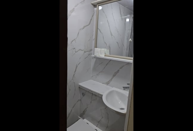 Good size room with own beautiful private bathroom Main Photo