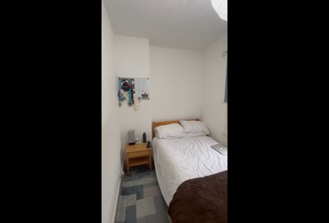 Double room - Ferndale Road £750pm Inc most bills Main Photo