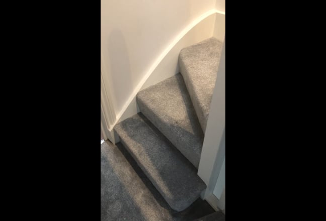 1 Double room with OWN En-suite  in a family house Main Photo