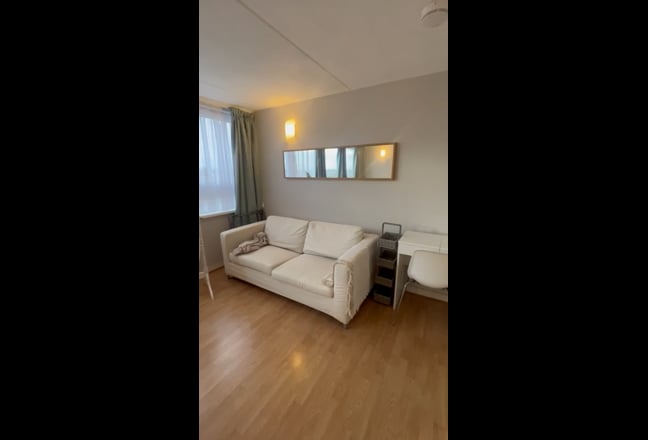 Well located Battersea Flat Main Photo