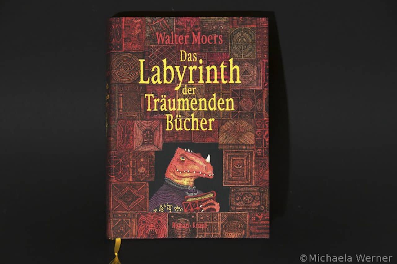 Buchrezension Das Labyrinth der Träumenden Bücher von Walter Moers on Vimeo
