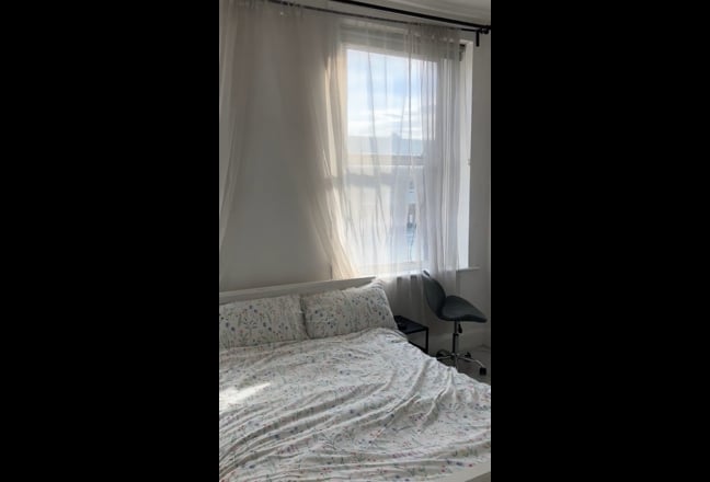 Large double room with high ceilings, cosy flat :) Main Photo