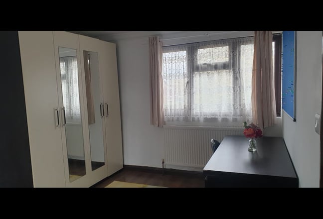 Spacious Master Bedroom to Rent Main Photo