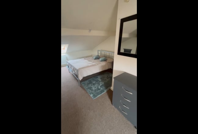 Double attic room in Modern share near city & QE Main Photo