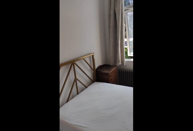 Small Double in stunning property - Elizabeth Line Main Photo