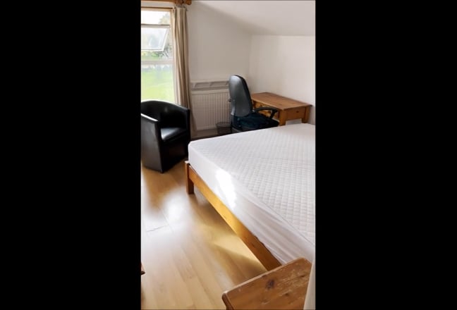 BaronsCourt (Bed2)DoublePriv Bath Single All incl  Main Photo