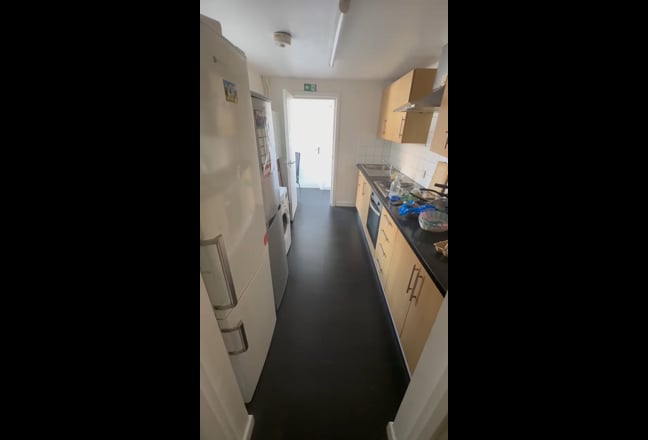 5-Bed House in East Ham (E6 2PZ) – Rooms Available Main Photo