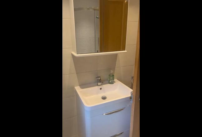 En-suite kingsize /dressing room in shared house Main Photo