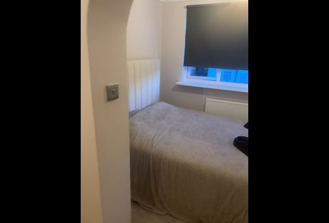Bright Ensuite Room - 5 Mins to Upney Station Main Photo
