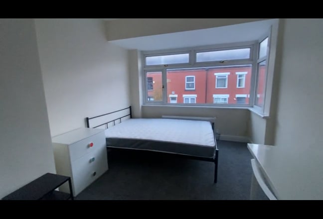  Large  room  in  Failsworth  -  M35  Main Photo