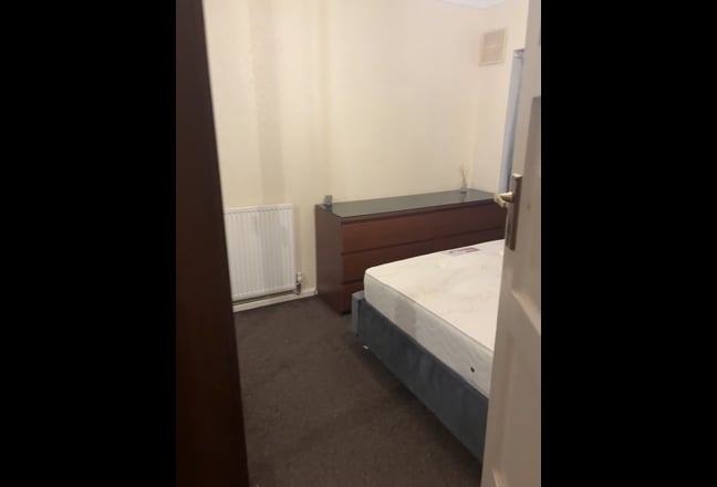 Spacious double bedroom - All bills included  Main Photo