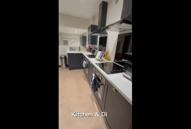 Brand New Luxury Ensuite & Kitchenette Rooms  Main Photo