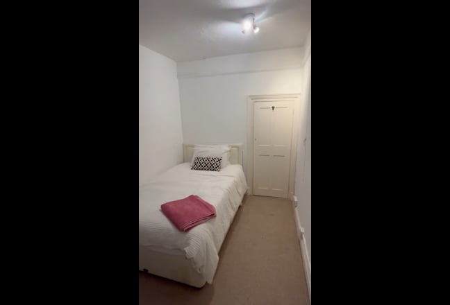 Double room- Central Windsor with en-suite Main Photo