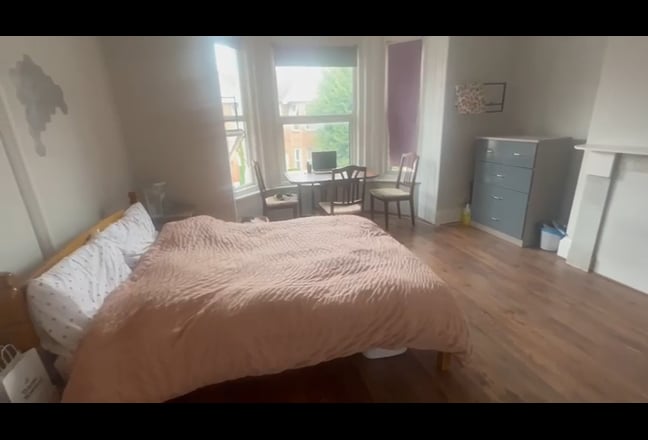 Bright & Spacious Large Bedroom All Bills Included Main Photo