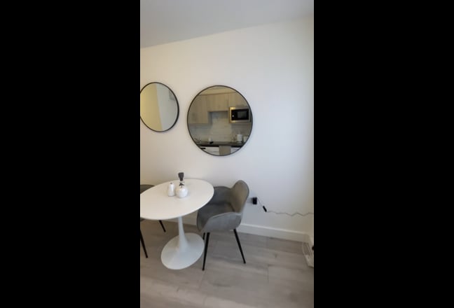 Modern studio flat to let  Main Photo