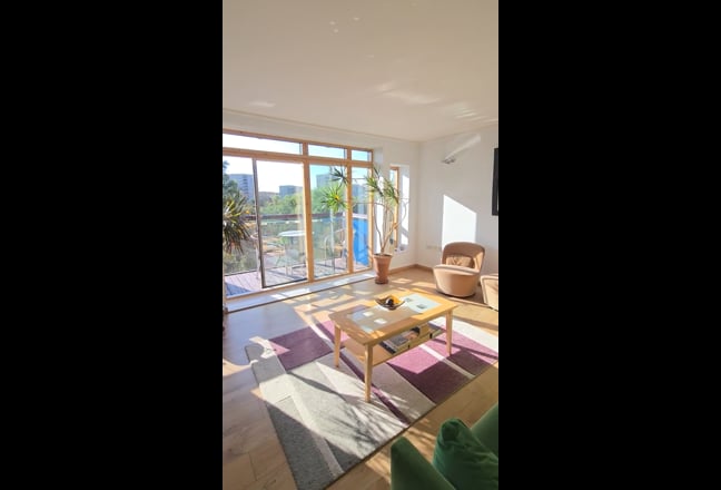 🌻Large Room with private bathroom-North Greenwich Main Photo