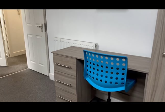 Double room in 2 beds en-suite flat  Main Photo