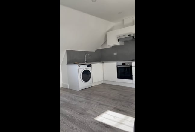 Beautiful Modern Room in a Refurbished 2 Bed Flat Main Photo