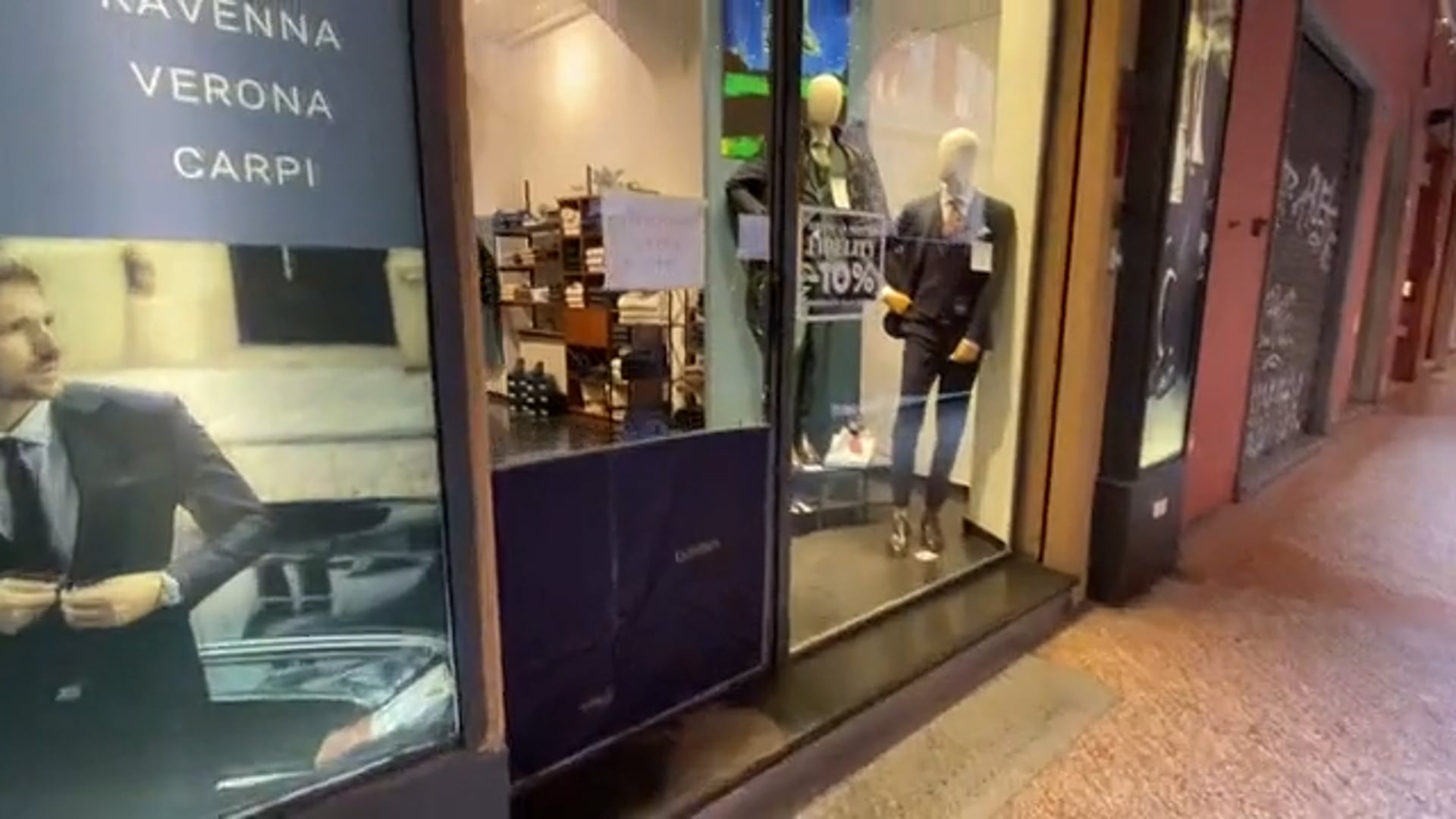 Ancora vetrine spaccate nei negozi di via San Felice