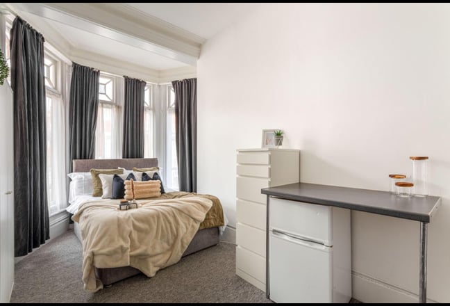 Large, Bright, Double Room, All Bills Included Main Photo