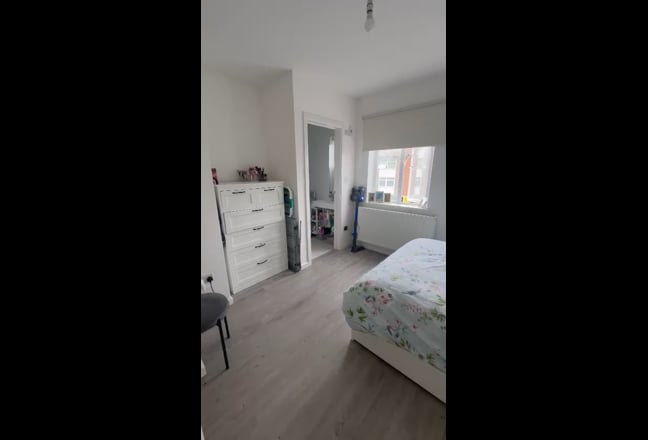 Bright clean ensuite double rooms, all female flat Main Photo