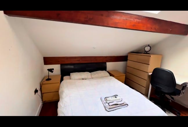 Cosy  double bedroom in Heaton house Main Photo