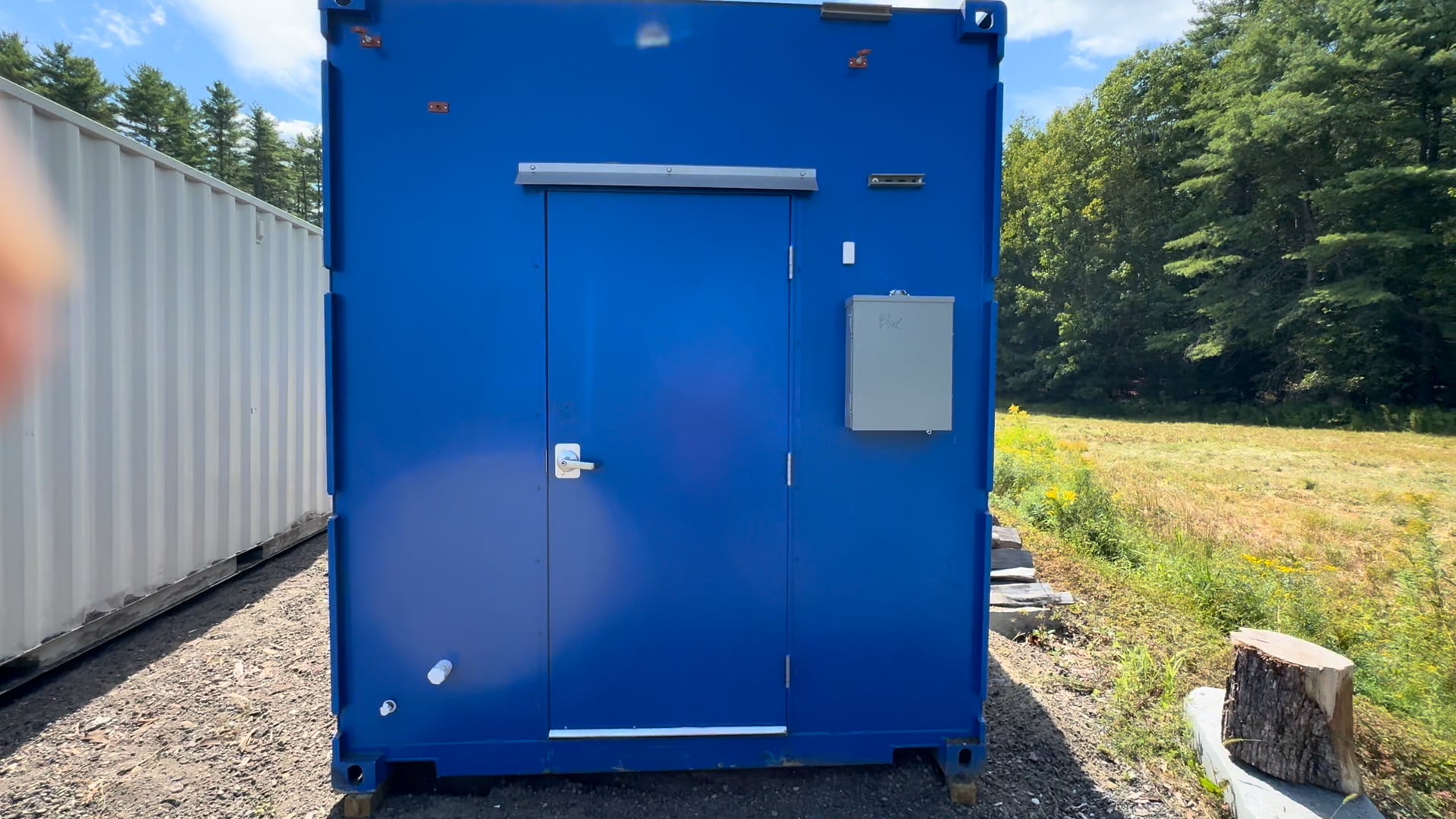 blue-container-tour-outside-in-to-use