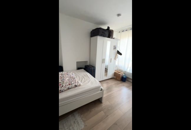 Double bedroom, great location  Main Photo