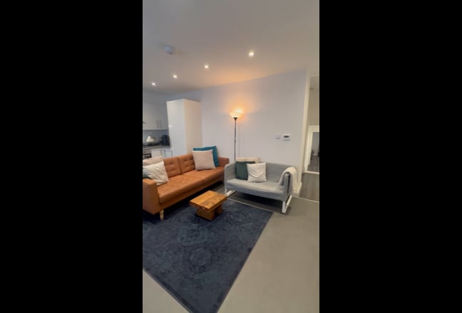 Double Room w/ Patio Access in Lovely Apartment Main Photo