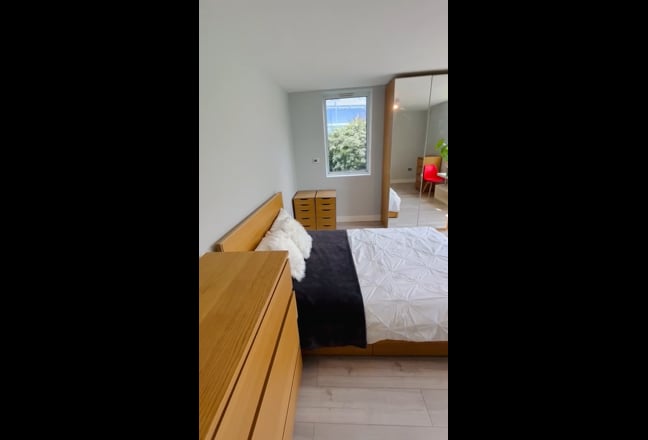 Modern XXL Room close to St John's Wood Main Photo