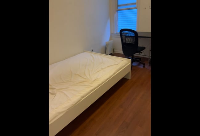 Renovated furnished room w bill included  Main Photo